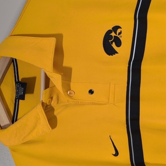 Iowa Hawkeye Men's Medium Dri- Fit Nike Team Yellow and Black‎ - Picture 2 of 4